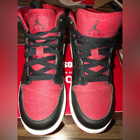 Nike Air Jordan 1 Mid (Youth size 5) - Picture 1 of 7